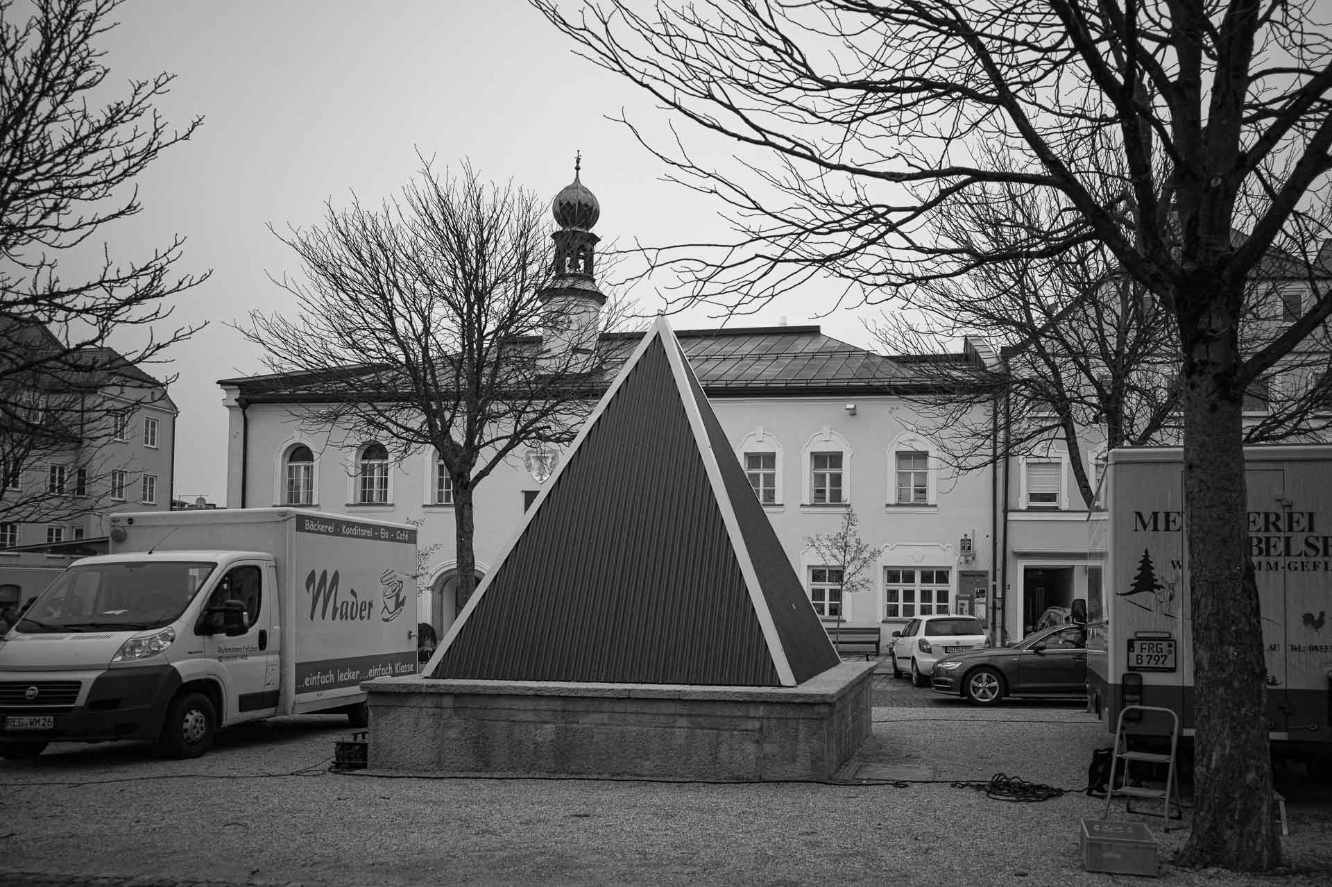 der trapezförmig abgedeckte Brunnen am Stadtplatz Viechtach