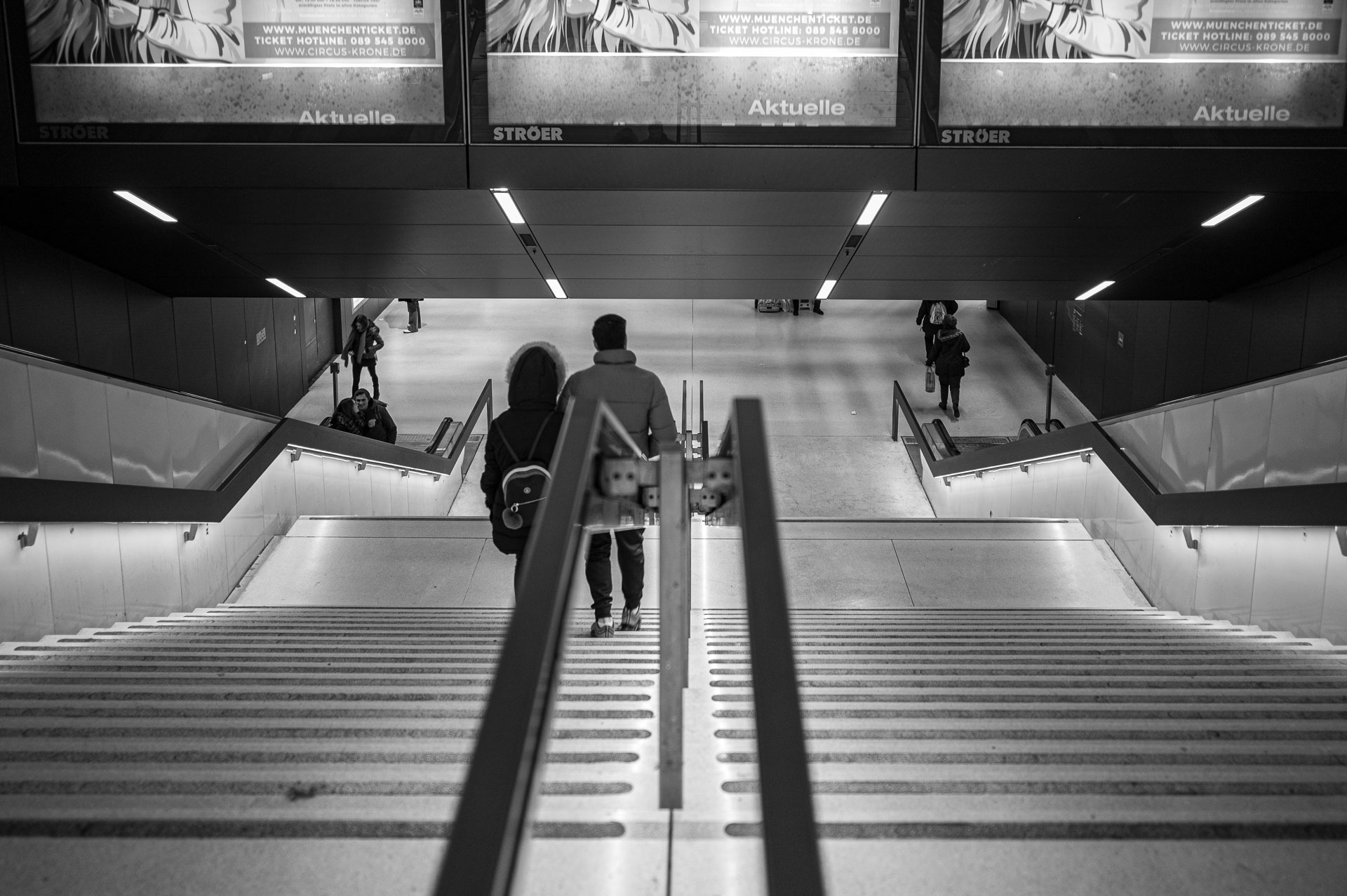 Treppe hinuntger zur U-Bahn-Station Stachus in München