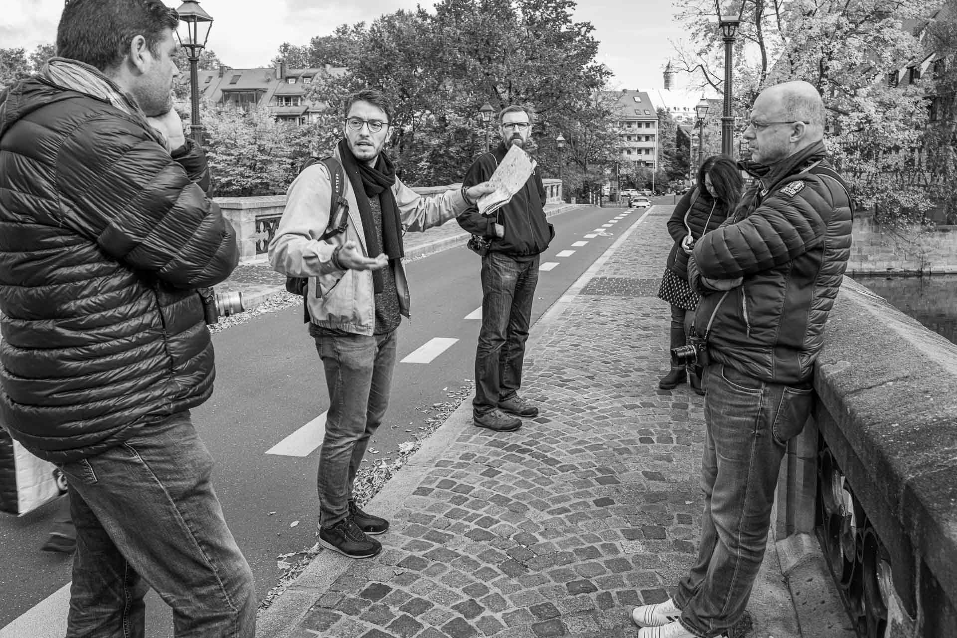 Jörg erklärt dem interessierten Fotografenteam die Örtlichkeit