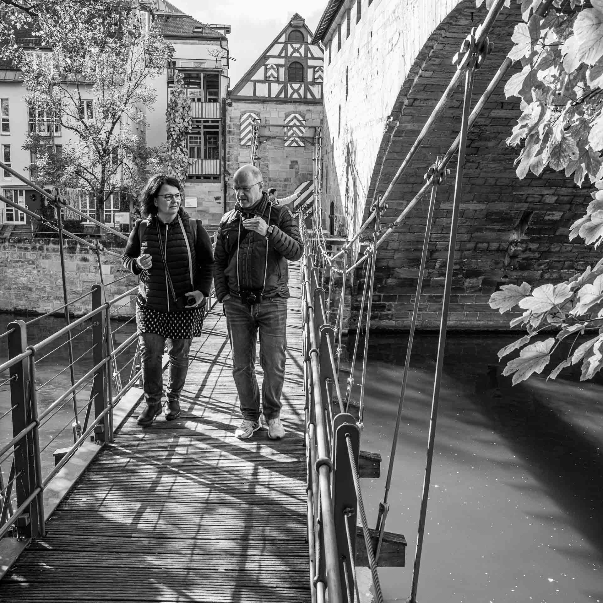 Claudia und Michel im fotografischen smalltalk auf der Kettenbrückee