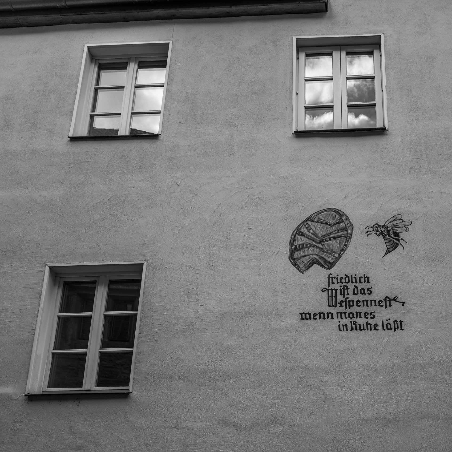 Im Wespennest Nürnberg. Die Inschrift an der Hauswand benennt es deutlich. Friedlich ist das Wespennest, wenn man es in Ruhe läßt.