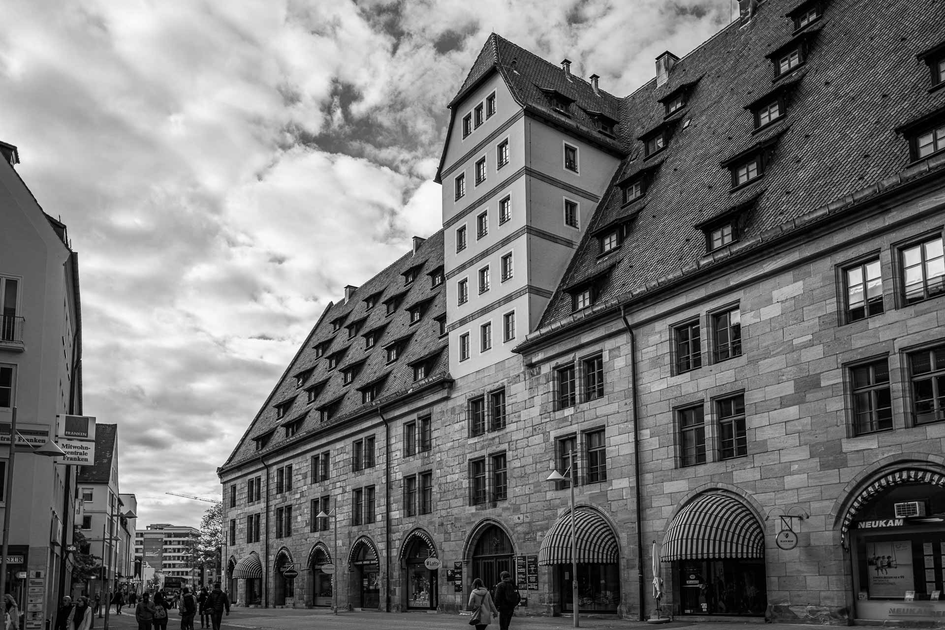 Imposante Architektur am Hallplatz im Lorenzviertel - hier ehemalige Getreidespeicher