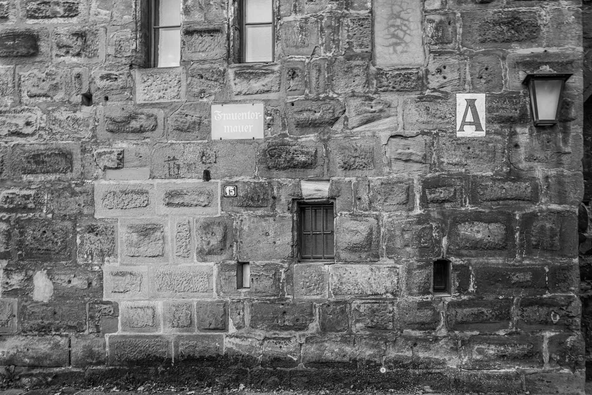 Stadtmauer neben Stadttor mit dem roten Buchstaben A