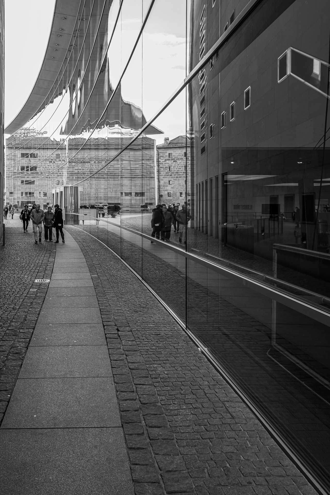 Fußgänger vor dem Neuen Museum und Spiegelungen