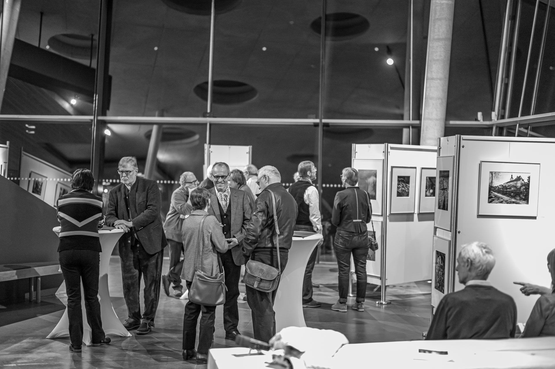 Besucher der Ausstellung WoidLand im lockeren Gespräch