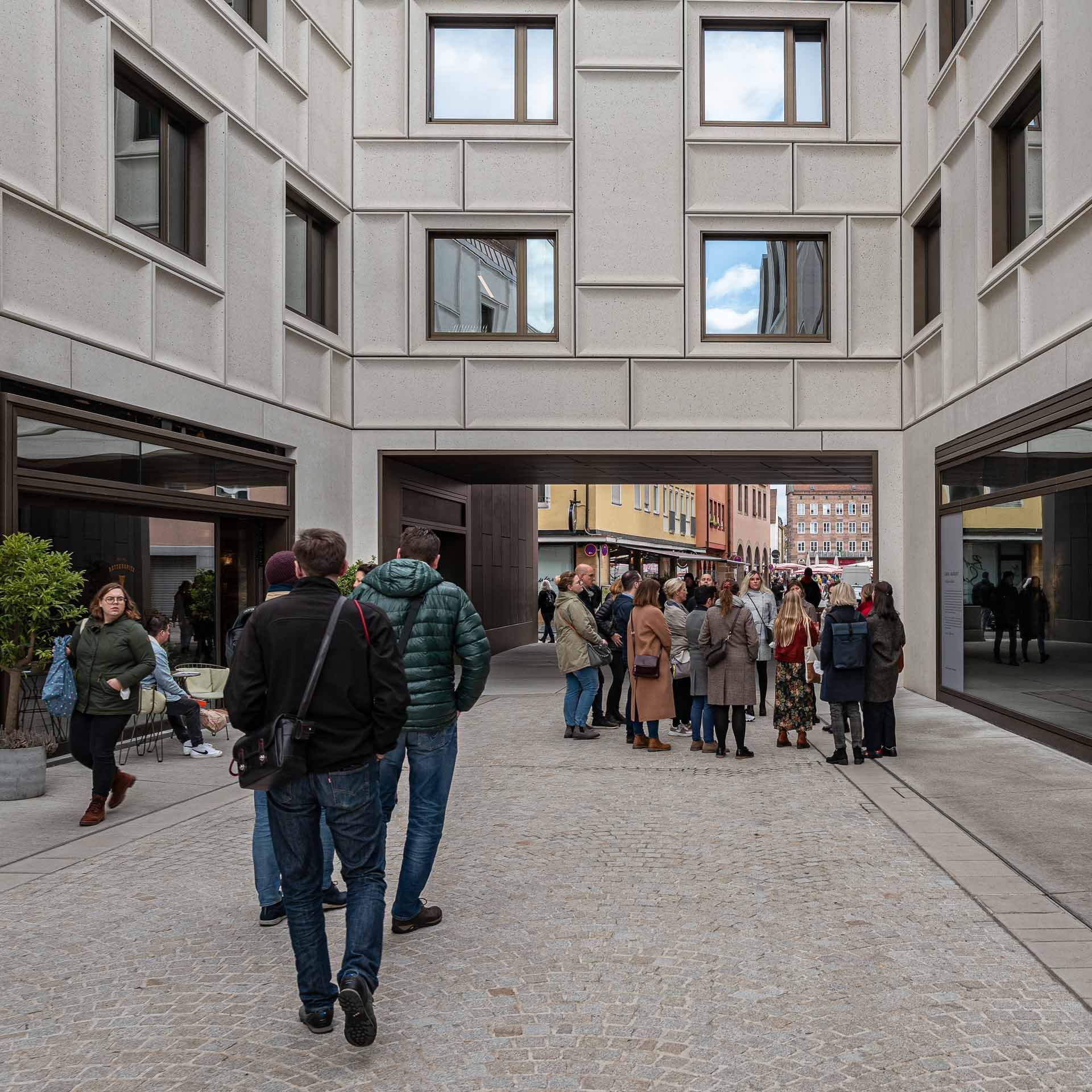 Menschen an der Museumsbrücke - Farbfoto