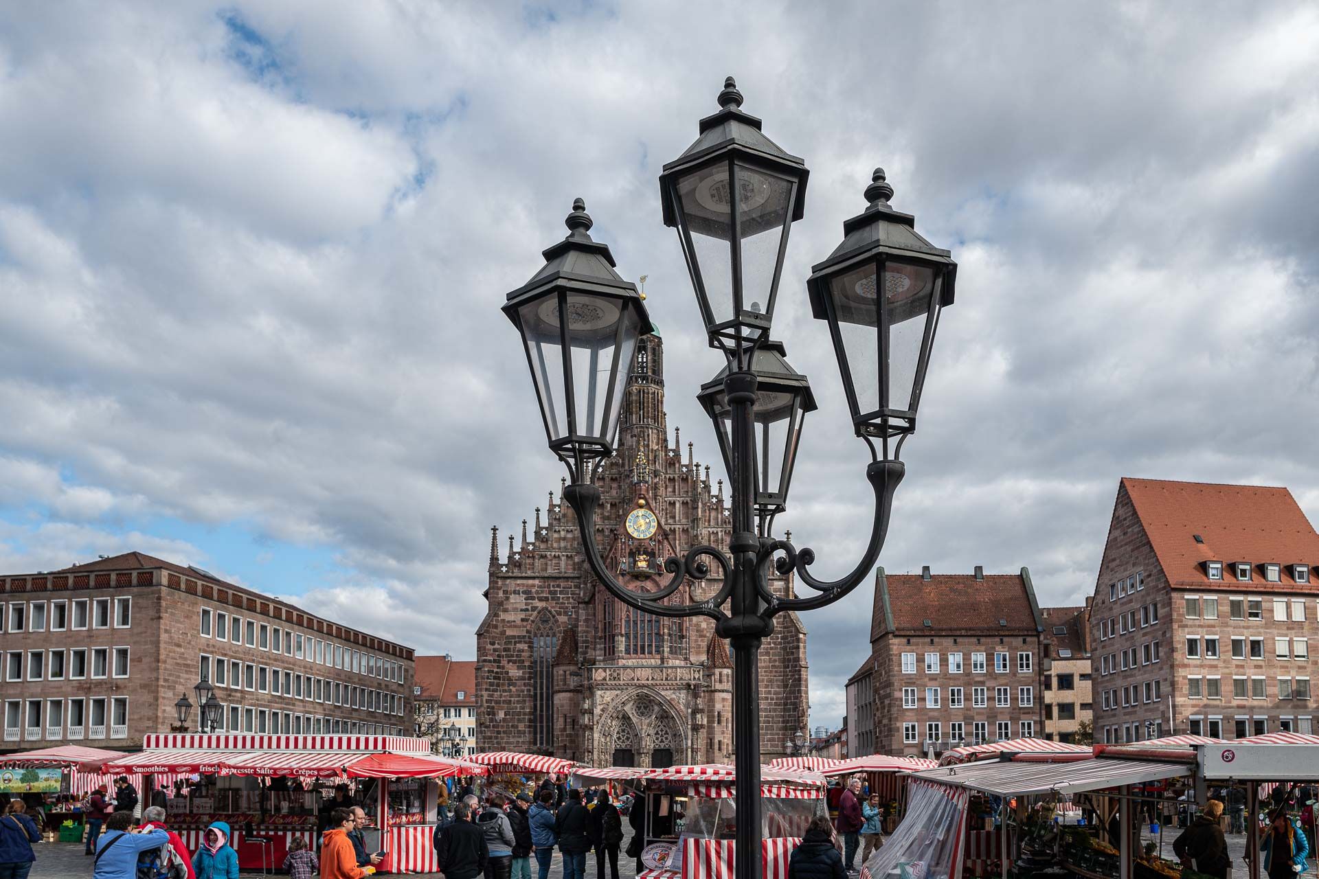 Straßenlaterne mit Hauptmarkt - Farbfoto