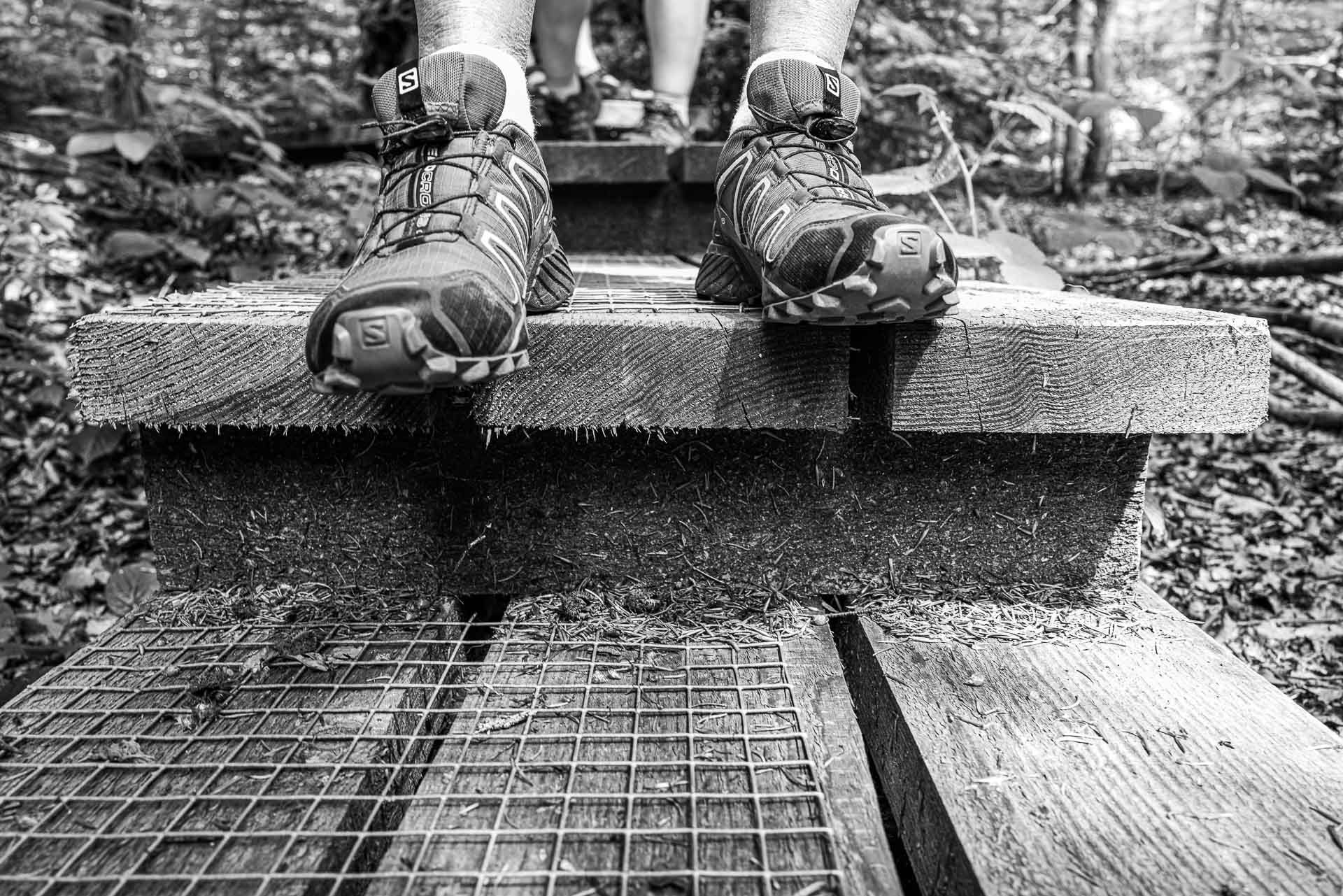 die Füße machen einen Halt vor der nächsten Stufe