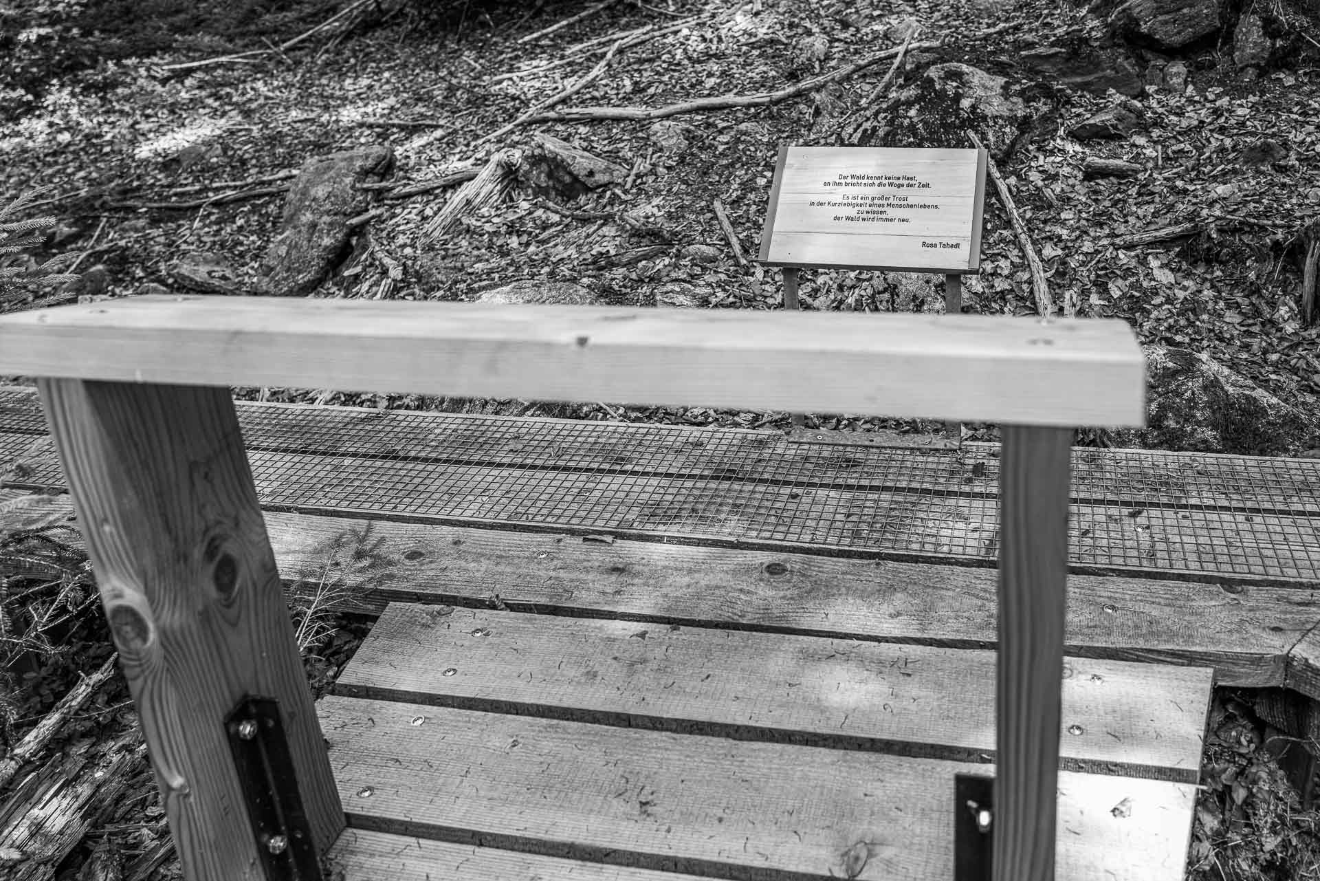 ein Rastplatz zum anlehnen mit Holzstele