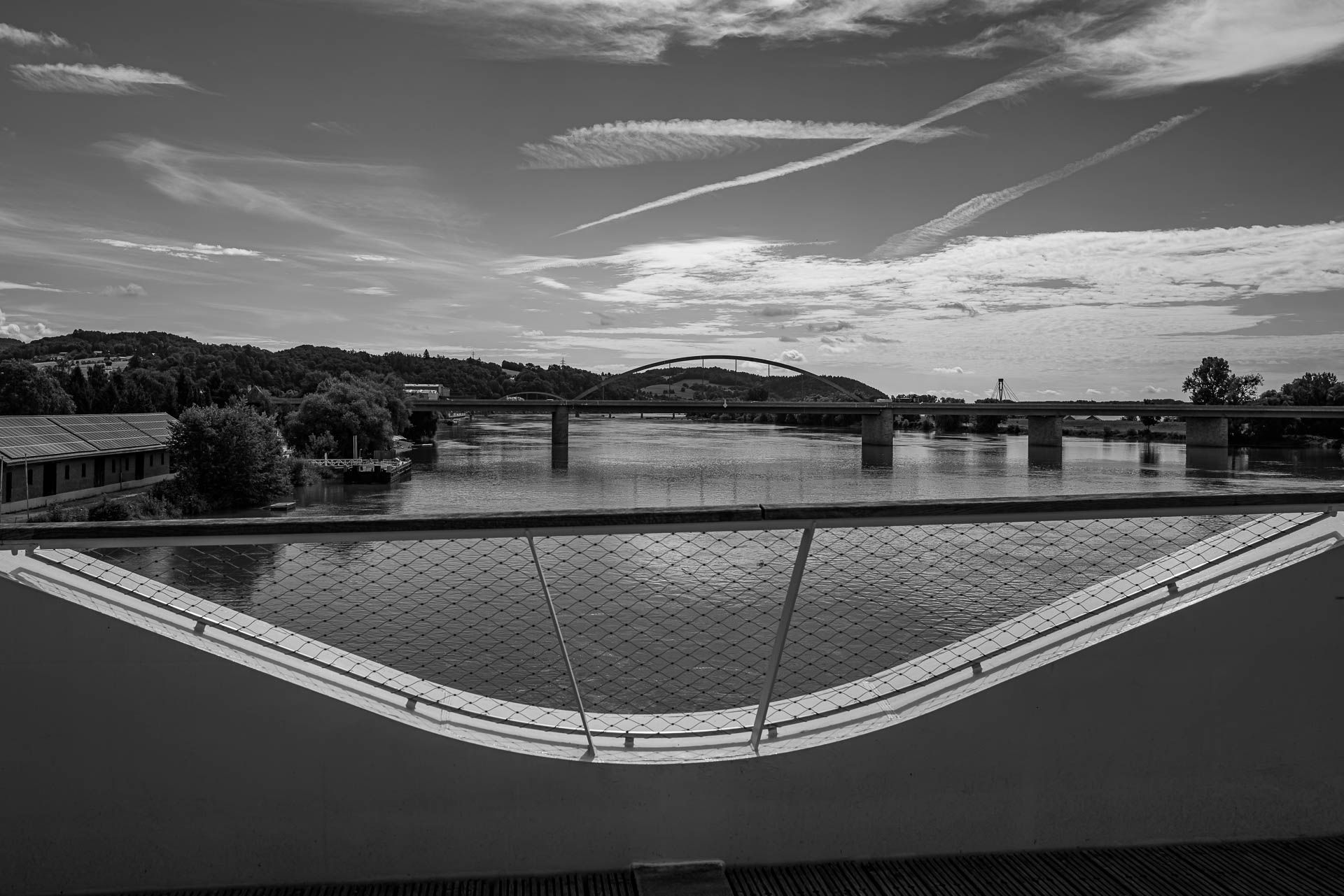 Bogen unten und der nach oben führende Bogen der Autobahnbrücke im Hintergrund