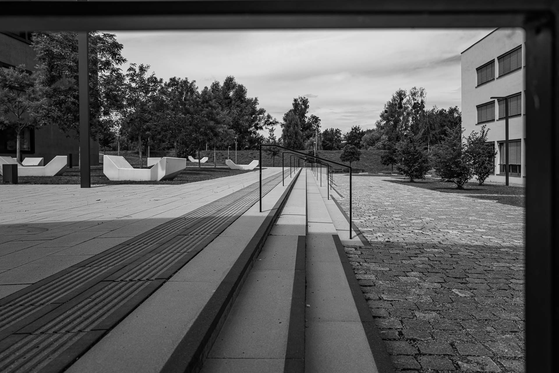 drei Stufen verschwinden nach Hinten aus dem Bild