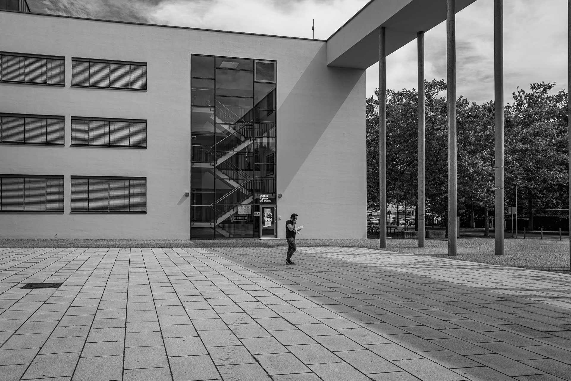 moderne Architektur kennzeichnet die THD. Ein beim gehen lesender Student