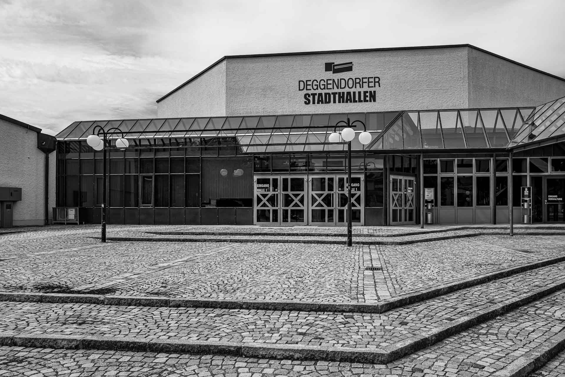 ...der Aufgang mit wenig Stufen und seitlich barrierefrei zu den Deggendorfer Stadthallen