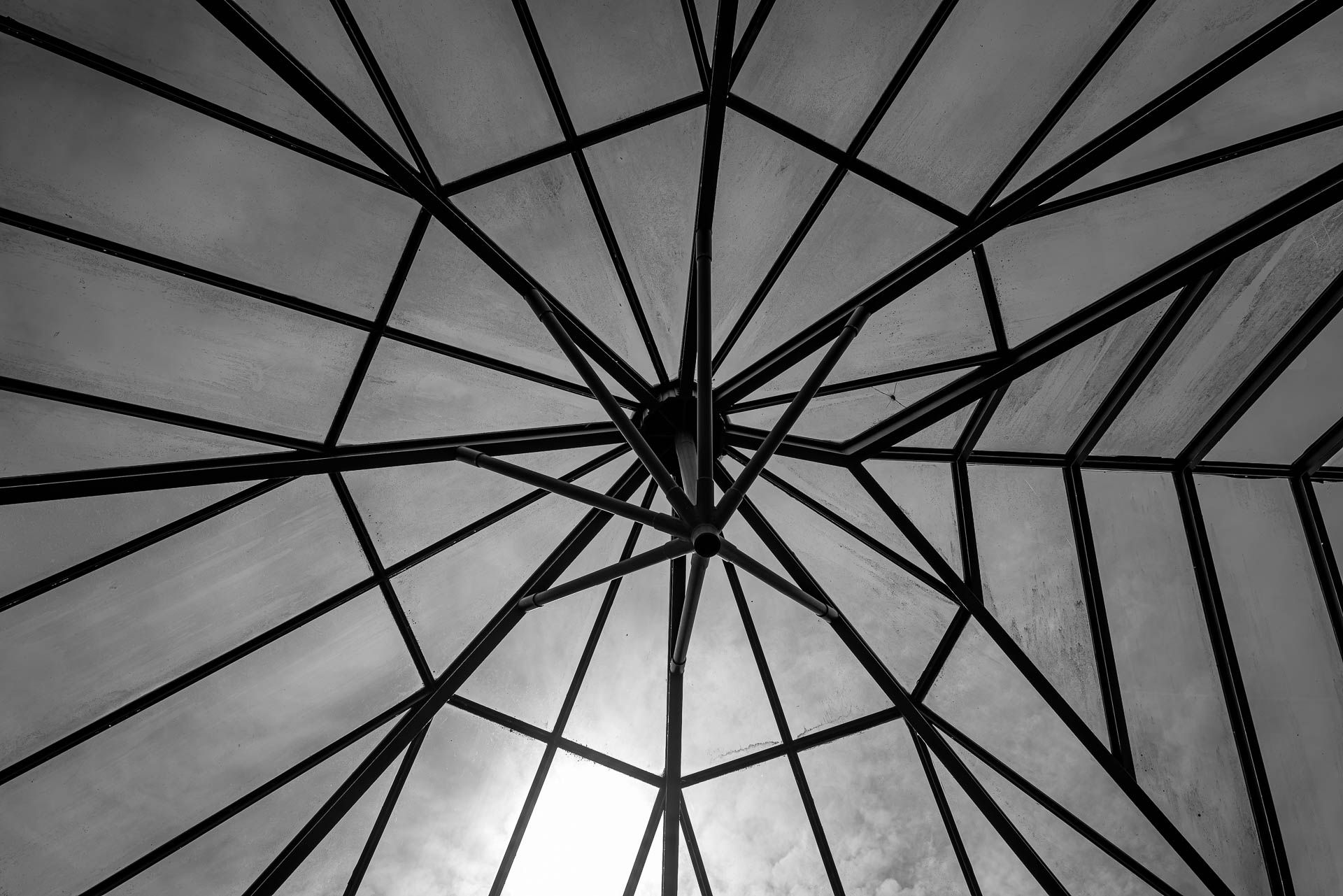 Metall- und Glasüberdachung einer Fußgängerunterführung