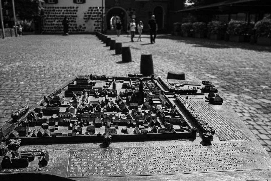 im Vordergrund Skizze der Veste Zons