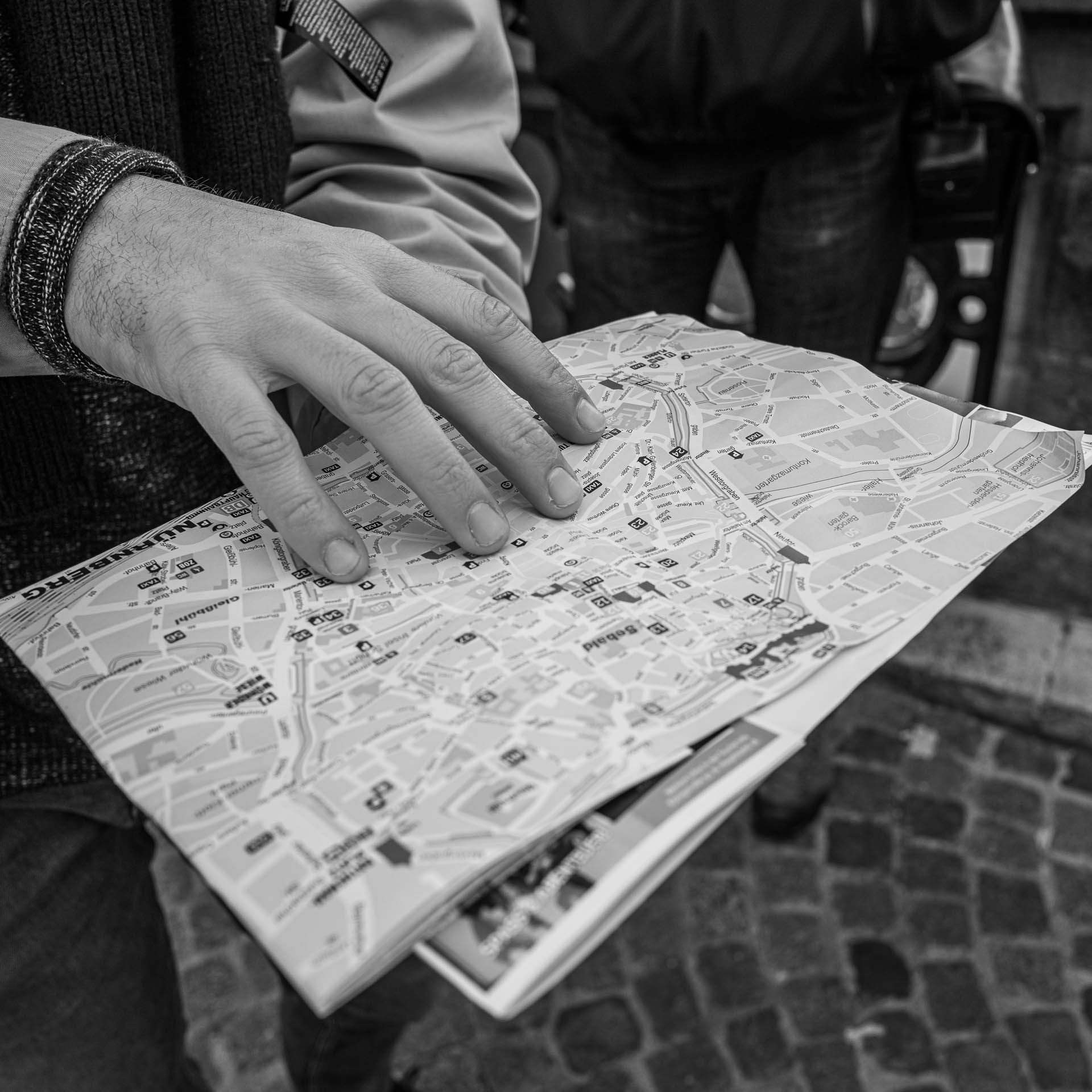 Die Hand des Guide zeigt unsere Strecke auf der Karte