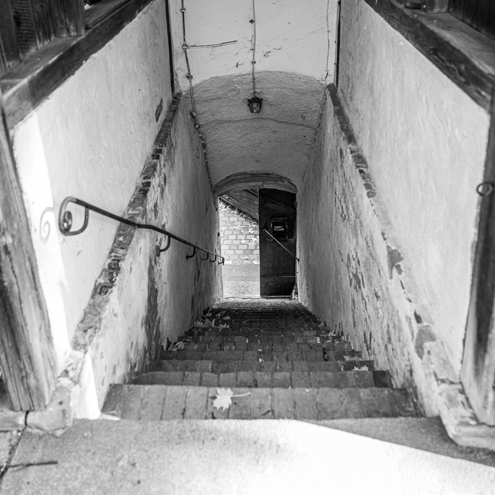 steil führt sie nach unten, die Treppv durch die Stadtmauer beim Biergärtnertor