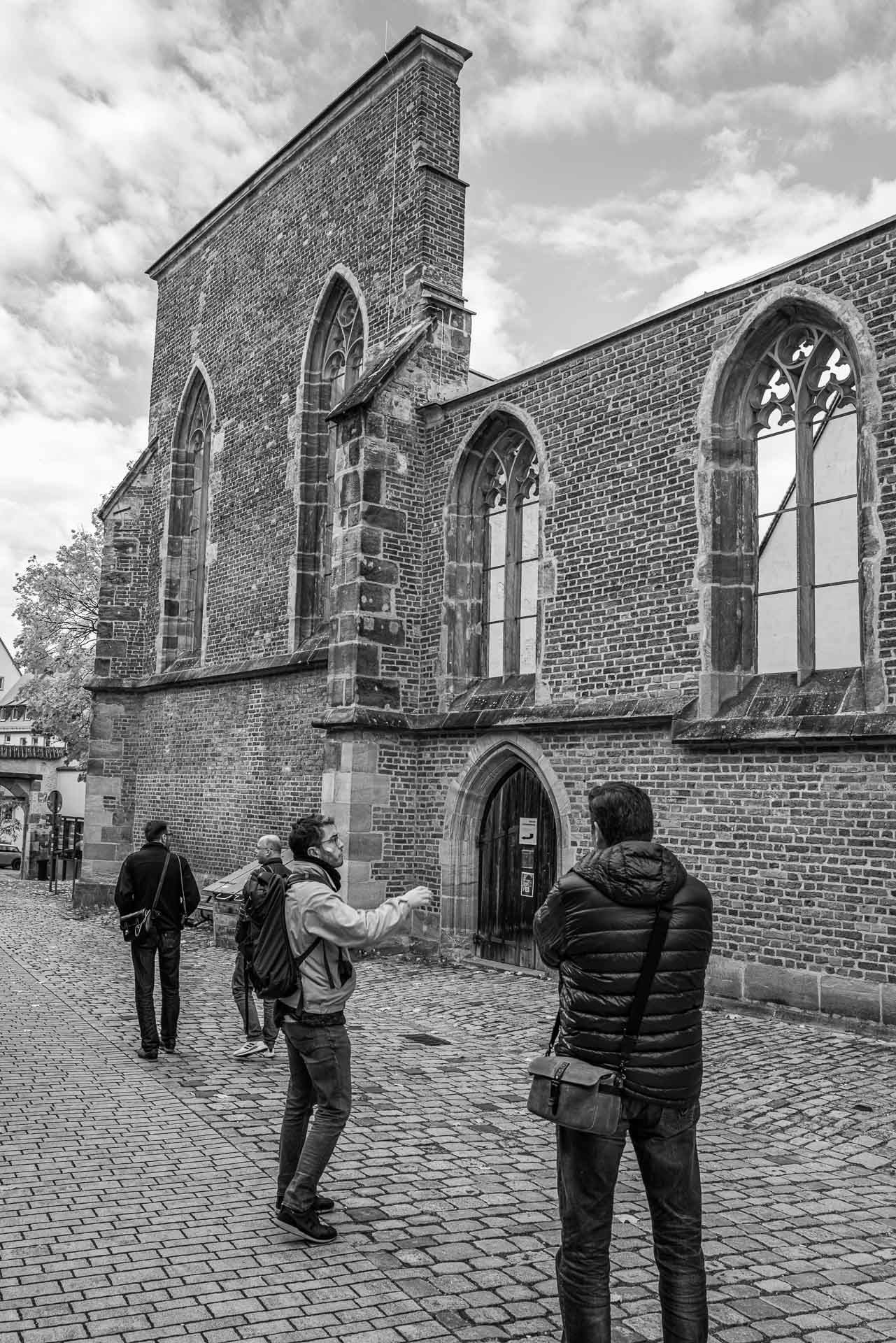 unsere Gruppe schlendert an einer Fassade vorbei