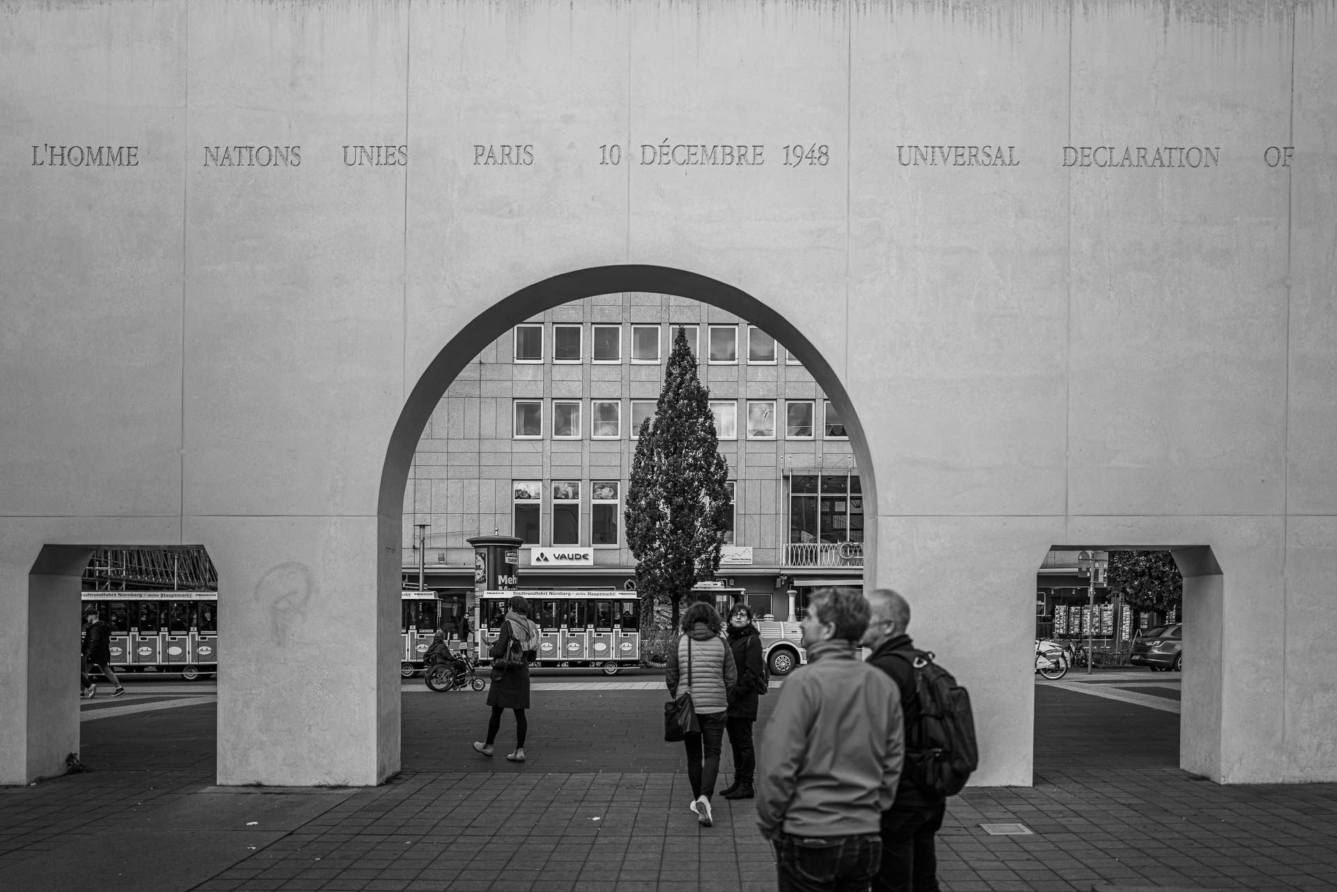 Ein- bzw. Ausgang zur Straße der Menschenrechte