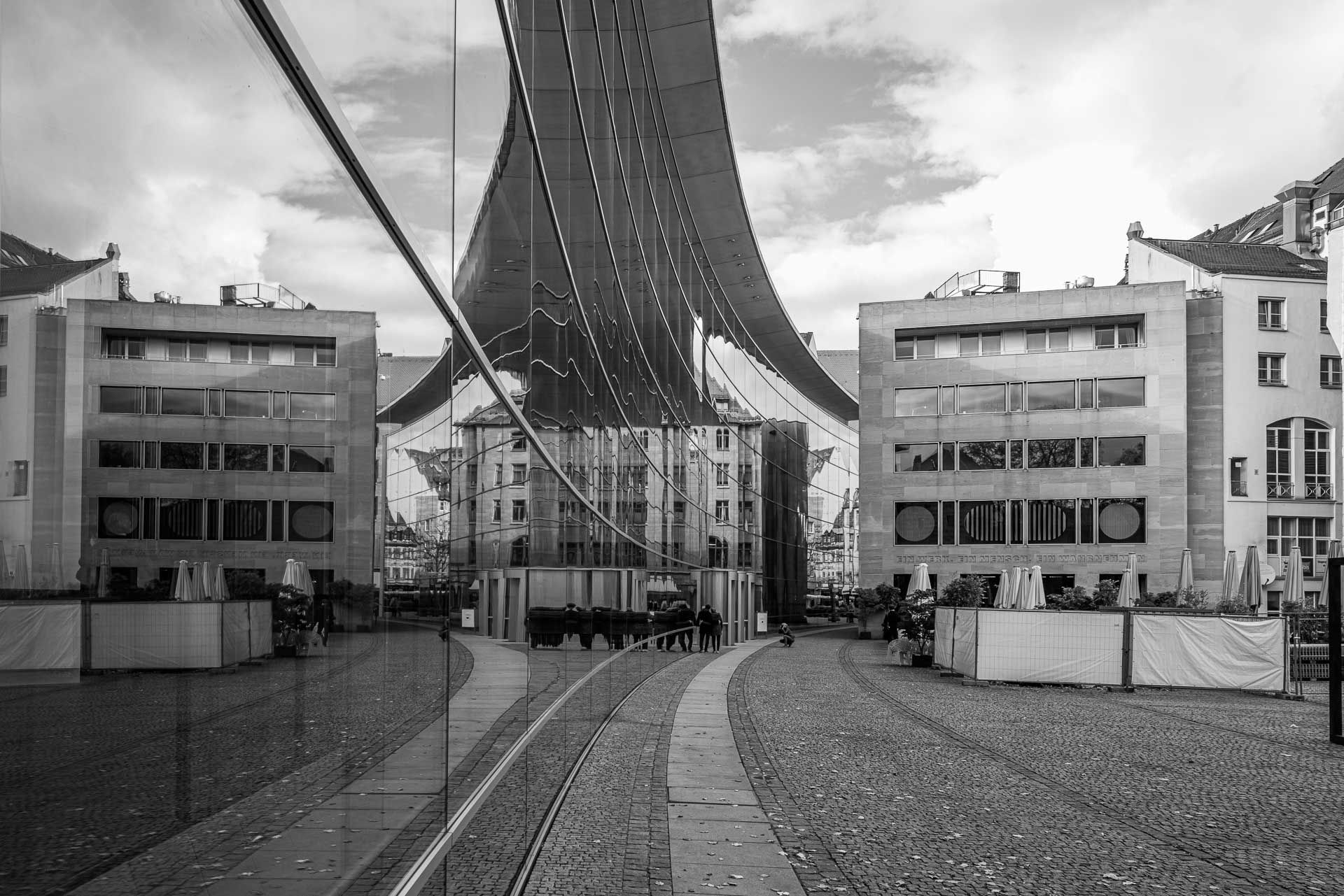 Spiegelung in der linken gläserenen Hausfassade